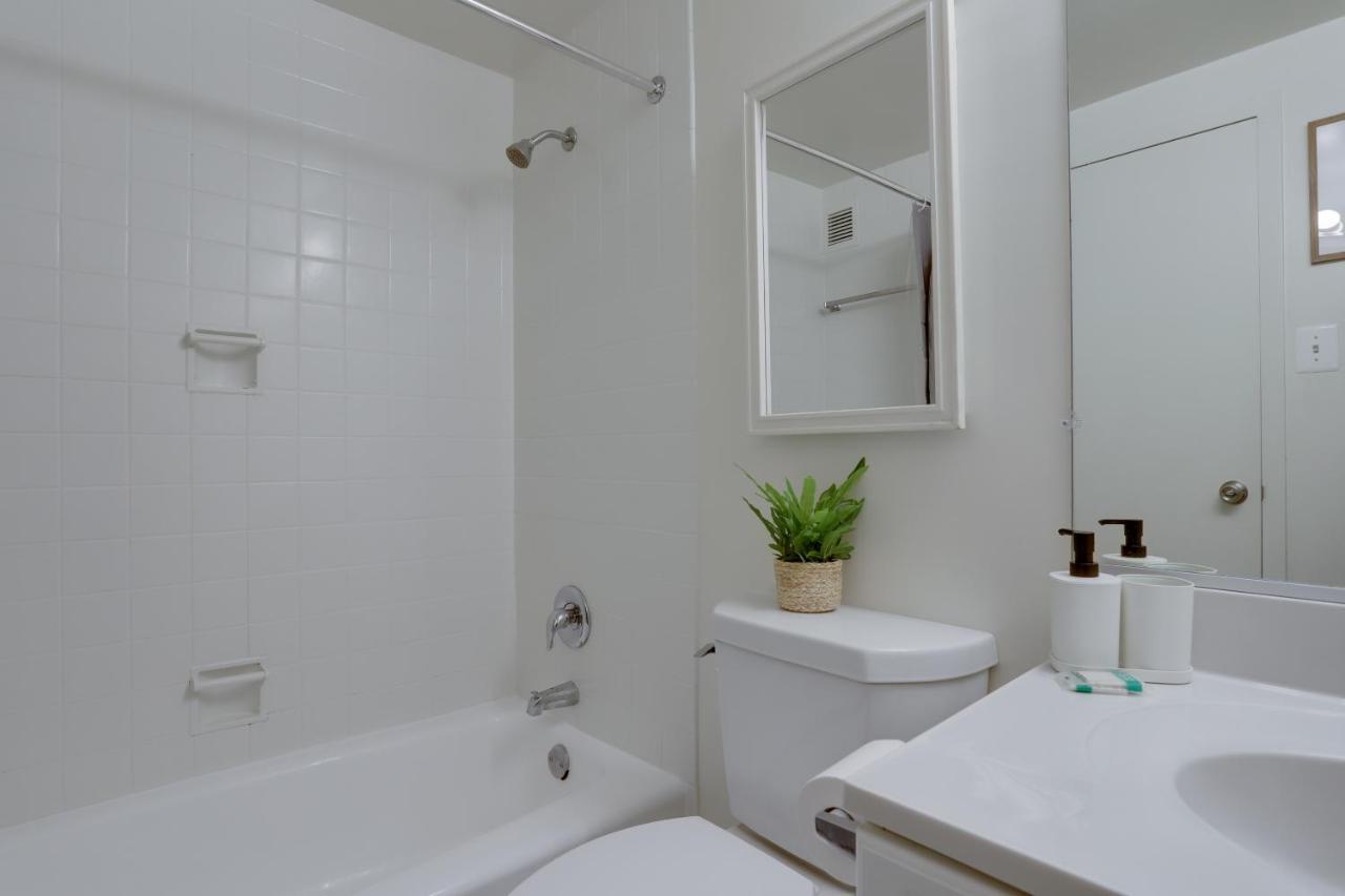 Modern Apartment At Crystal City Arlington Exterior photo